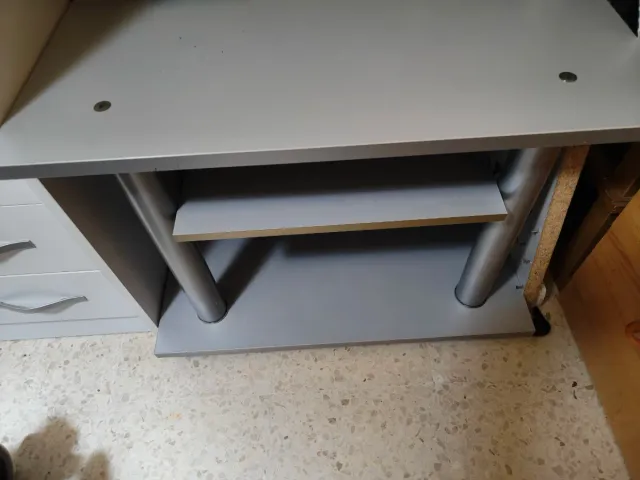 Mesa de TV gris con estantes 75 x 62 
