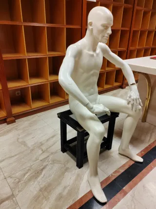 Maniquí de caballero sentado