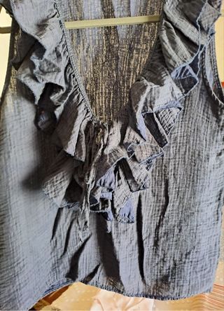 Blusa azul con volantes