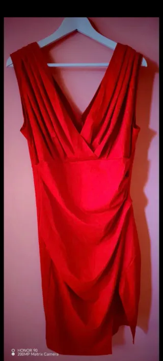 Vestido rojo de tirantes elegante, sin estrenar.