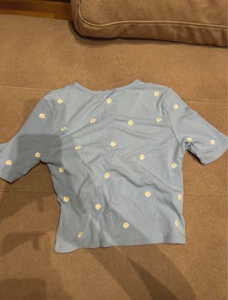 Camiseta azul con estampado de flores