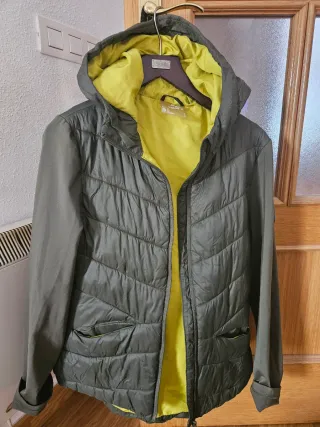 Cazadora Oysho Talla L-XL Verde y Amarillo