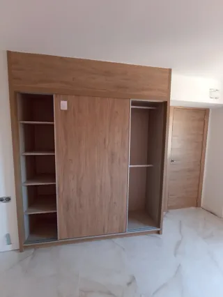Armario puertas correderas madera