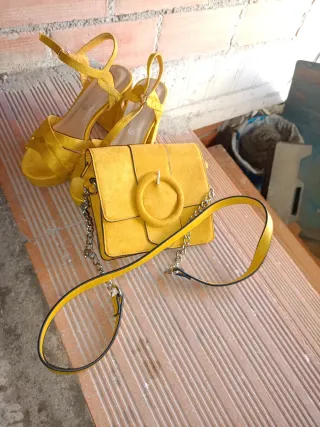 Sandalias y bolso amarillo