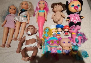 Lote de muñecas y figuras variadas