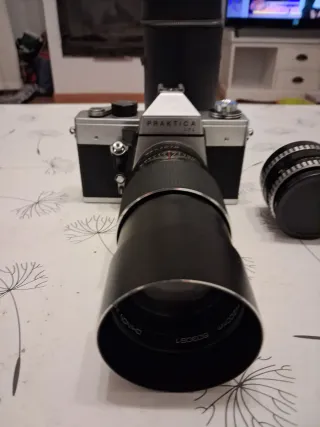 Cámara Praktica con objetivo y funda con funda