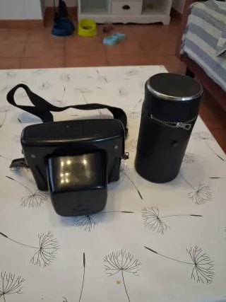 Cámara Praktica con objetivo y funda con funda