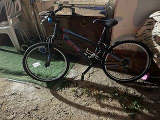 Bicicleta azul y negra
