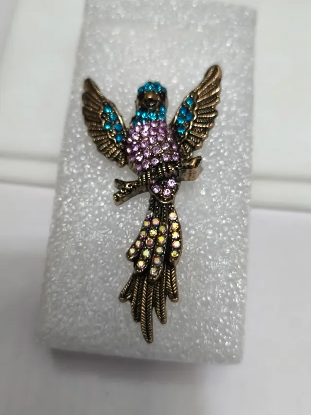 Alfinete Pássaro com Pedras Coloridas