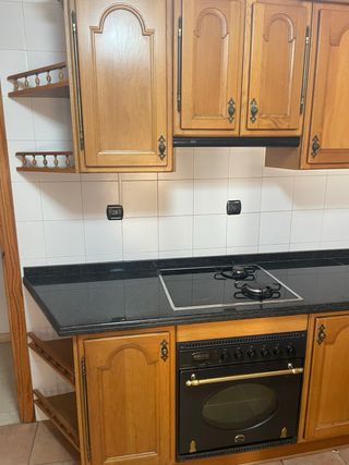 Muebles de cocina madera y electelectrodomésticos.
