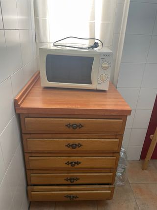 Muebles de cocina madera y electelectrodomésticos.