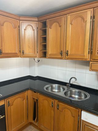 Muebles de cocina madera y electelectrodomésticos.