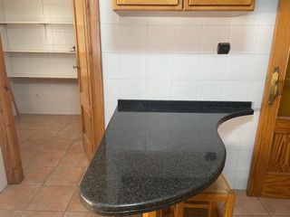 Muebles de cocina madera y electelectrodomésticos.