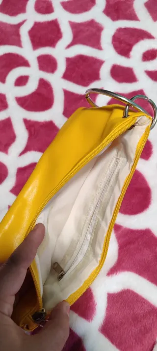 Bolso de mano amarillo con aro