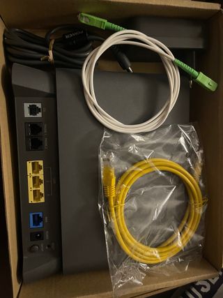 Router WiFi con cables