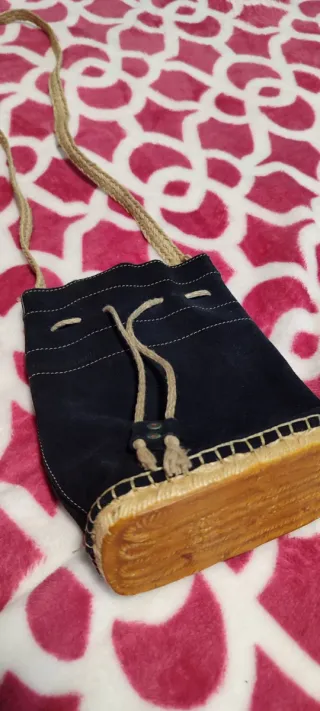 Bolso de mano azul y beige hecho a mano
