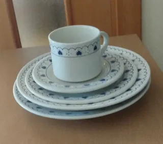 Vajilla 4 servicios blanca motivos azules