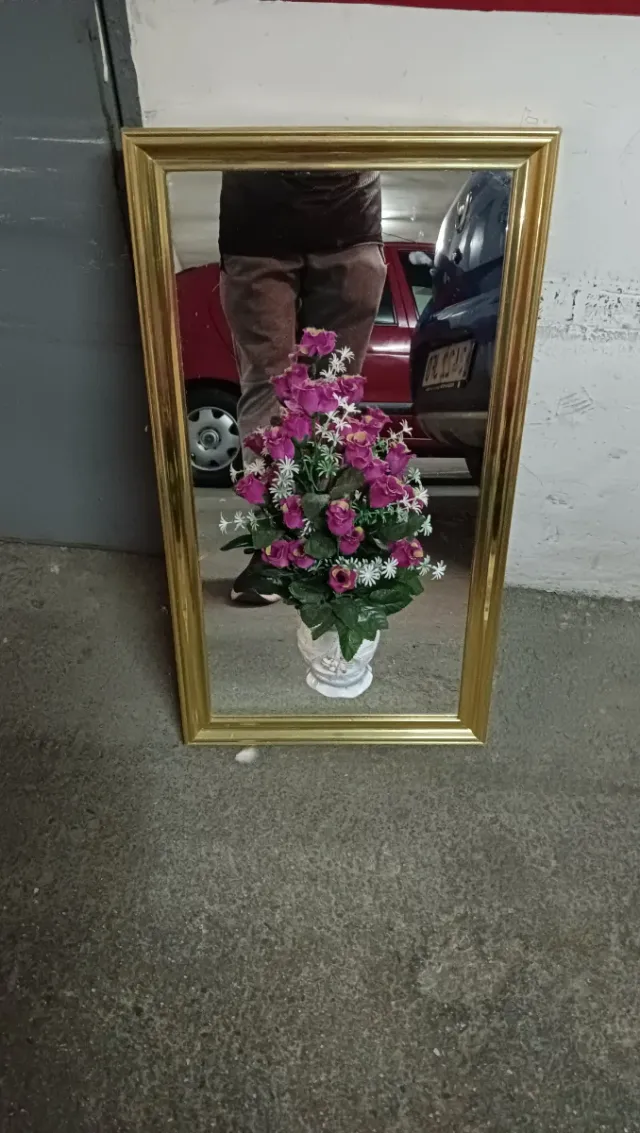 Espejo decorativo dorado con flores