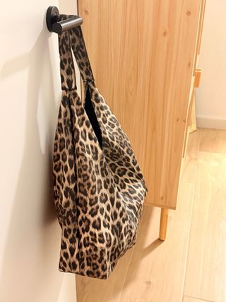 Bolso tipo saco estampado leopardo