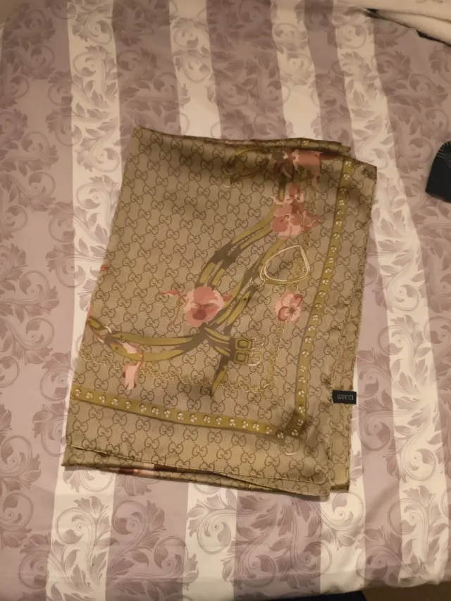 Pañuelo seda Gucci beige y rosa