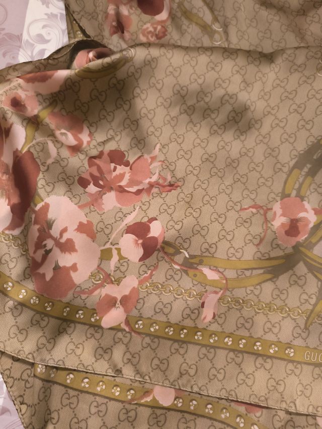 Pañuelo seda Gucci beige y rosa