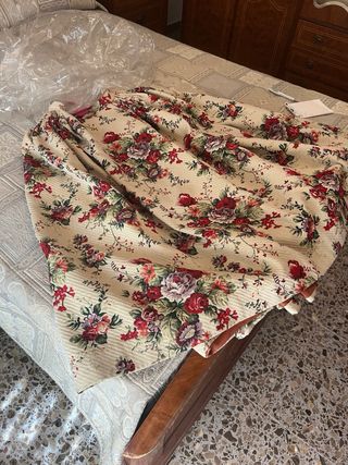 Falda huertana floral beige y roja