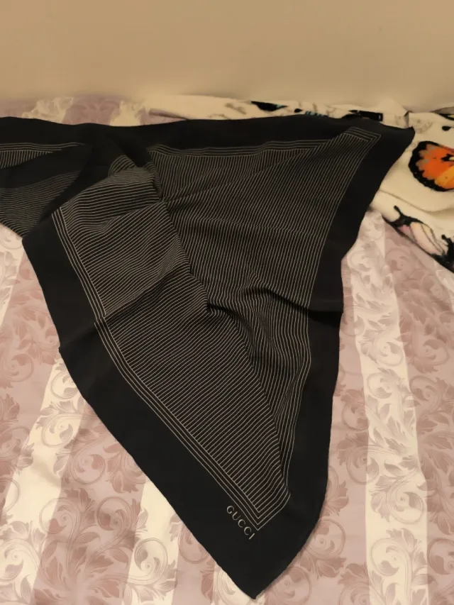Pañuelo Gucci Negro Rayas Finas Unisex