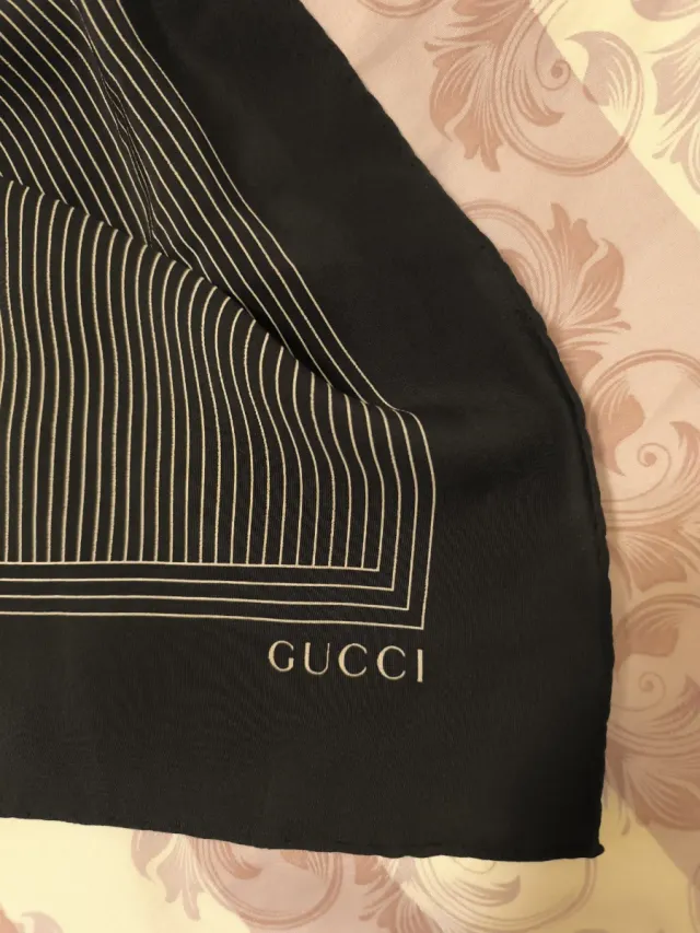 Pañuelo Gucci Negro Rayas Finas Unisex