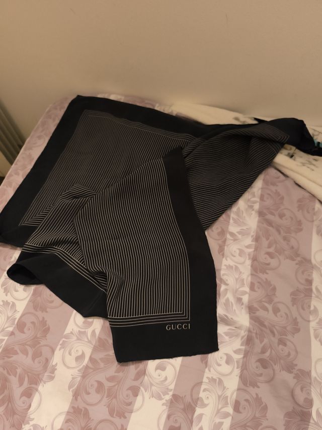 Pañuelo Gucci Negro Rayas Finas Unisex