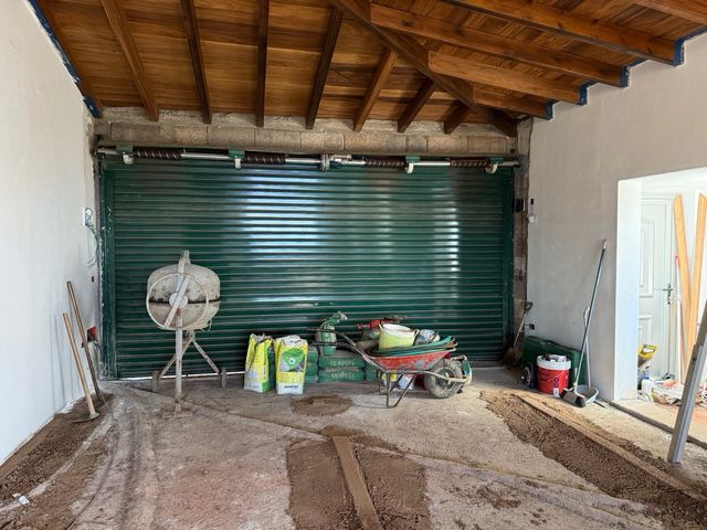 Puerta de garaje verde oscuro