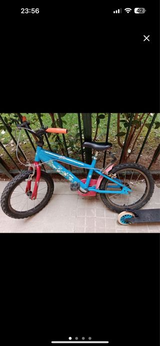 Bicicleta infantil azul y roja
