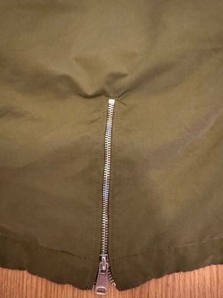 Abrigo verde militar con capucha
