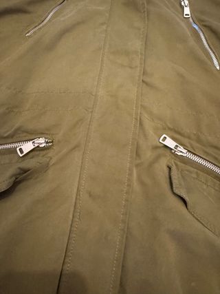 Abrigo verde militar con capucha