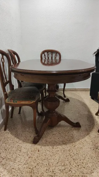 Mesa de comedor de madera.