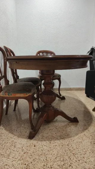 Mesa de comedor de madera.