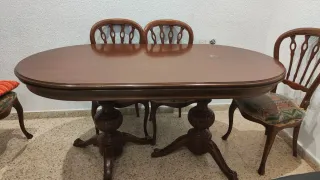 Mesa de comedor de madera.