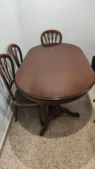 Mesa de comedor de madera.