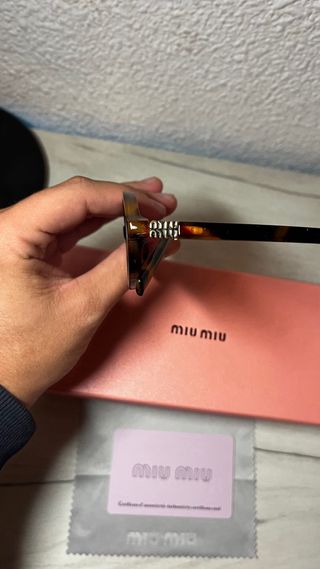 Gafas de sol Miu Miu color leopardo.