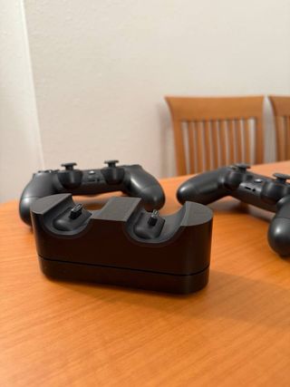PS4 Slim Negra + 2 Mandos + 2 Juegos