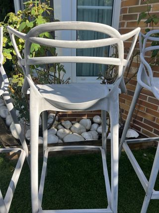 Seggioloni da esterno grigi, alti e molto comodi.