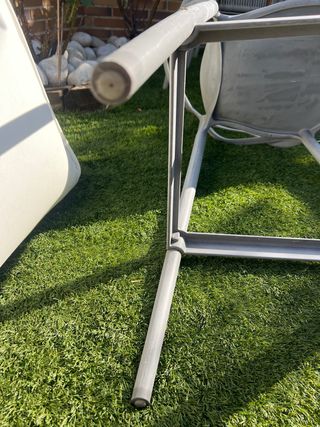 Seggioloni da esterno grigi, alti e molto comodi.