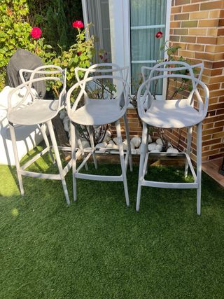 Seggioloni da esterno grigi, alti e molto comodi.