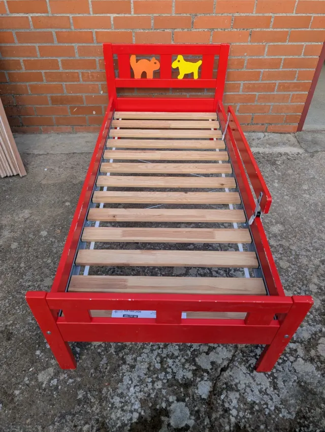 Cama infantil IKEA roja