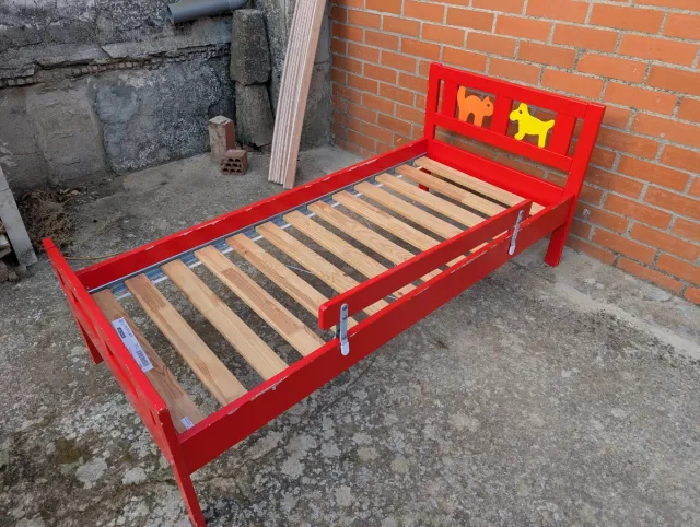 Cama infantil IKEA roja