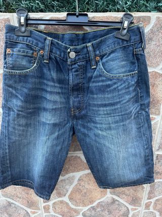 Bermudas Levi's Azules, talla W28 q equivale a 38