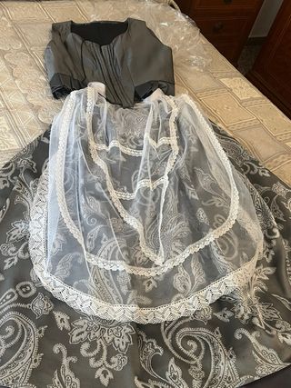 Traje de huertana gris 