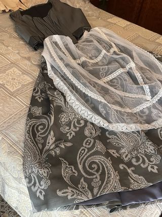 Traje de huertana gris 