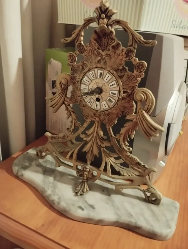 Reloj de sobremesa dorado antiguo