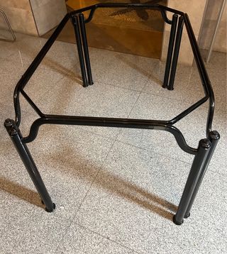 Mesa de hierro y cristal negra