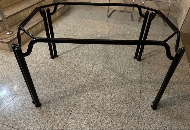 Mesa de hierro y cristal negra